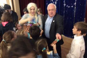 Moş Nicolae le-a adus celor mai mici rădăuţeni o piesă de teatru şi dulciuri