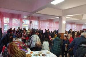 Târg de Crăciun în scop caritabil, la Grădiniţa Colegiului ”Mihai Eminescu” Suceava