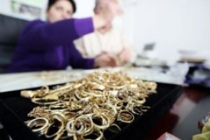 Patronul unui magazin din Botoşani, arestat într-un scandal cu verighete de tinichea vândute ca aur pur