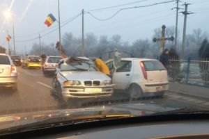 Accident grav, cu 3 maşini, în Floreşti: Şoferul unui BMW cu numere de Bihor a rămas încarcerat (FOTO / VIDEO)