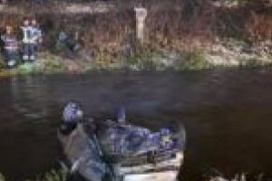 VIDEO. Au plonjat cu maşina în apele reci ale Bârzavei! Un tânăr de 21 de ani a murit, iar un altul este în stare gravă