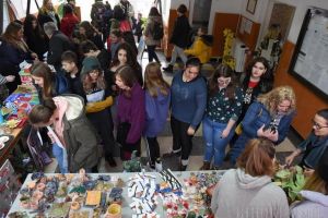 Zi de sărbătoare, la Liceul de Arte: Elevii şi-au expus creaţiile, la un târg de Crăciun (FOTO)