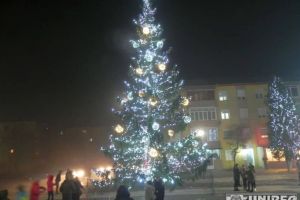 FOTO/ S-a dat startul sărbătorilor de iarnă la Cugir.  Aprinderea luminiţelor din bradul de Crăciun, concert de colinde şi spectacol oferit de Ceata de urşi din Comăneşti – Bacău