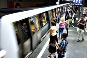 PROTEST. Comercianţii de la metrou, ARUNCAȚI ÎN STRADĂ! „Sunt niste nemernici! Am plătite la zi taxele şi impozitele...”