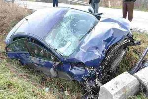 ACCIDENT rutier GRAV provocat de un şofer din ALBA: Un autoturism, în care se aflau trei persoane, s-a izbit de un cap de pod