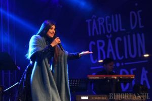 Paula Seling, cântăreaţa cu voce „de înger”, le-a cântat colinde orădenilor, la Târgul de Crăciun. La final, episcopul Virgil Bercea a îmbrăţişat-o (FOTO / VIDEO)