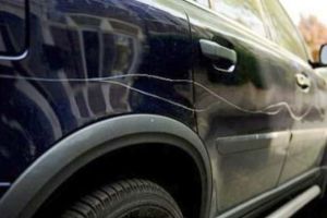 O femeie a vandalizat mai multe maşini şi a cauzat pagube de mii de lei. Motivul: Autoturismele erau parcate pe trotuar, dar şi pentru că sunt poluante