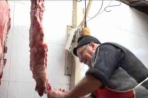 Dinspre Ardeal miroase deja ademenitor a cârnaţi, caltaboş şi tobă: Un măcelar din Alba s-a apucat deja de preparat bunătăţile de Crăciun