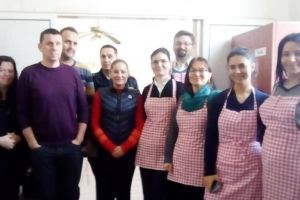 FOTO. Angajaţii Penitenciarului Satu Mare au gătit o masă caldă pentru oamenii străzii