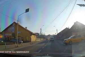 VIDEO ȘTIREA TA: La un pas de tragedie! Șoferul inconştient al unui Logan, aproape de impact cu o altă maşină