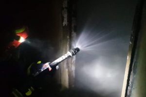 Zeci de persoane evacuate dintr-un bloc din cauza unui incendiu