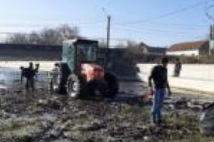 Lecţie civică predată cu forţa! Un primar de comună a returnat gunoiul celor care l-au aruncat pe domeniul public