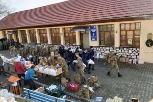 FOTO: Liceeni de la Colegiul Militar „Mihai Viteazul” Alba Iulia, alături de militari, profesori şi instructori, au dus daruri de Crăciun, zâmbete şi culoare la 176 de familii izolate din comuna Râmeţ