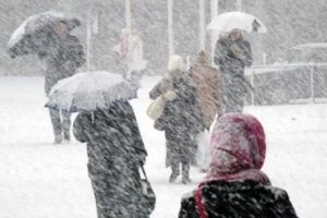 Natura face PRĂPĂD! Ninsorile au ACOPERIT casele oamenilor