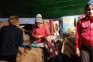 Emoţionant! Cei patru frăţiori rămaşi fără mamă, din Hlipiceni, au primit primele cadouri. Au în continuare nevoie de ajutor