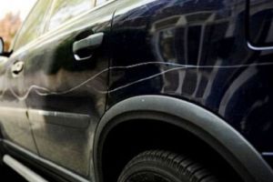 Cine este femeia din Sibiu care a distrus maşinile mai multor clujeni