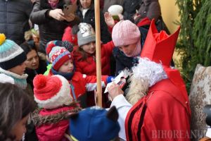 Produse handmade, cadouri de la Moş Nicolae şi bucurie, la Târgul Caritabil de Advent, oganizat de Episcopia Romano-Catolică de Oradea (FOTO / VIDEO)