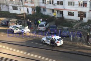 FOTO Accident! Două autoturisme avariate pe o stradă centrală din Botoşani