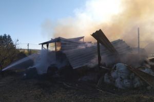 Casă din judeţul Braşov, cuprinsă de flăcări