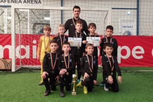 Academia Hagi 2012 a castigat Trofeul Mos Craciun“, de la Drobeta Turnu Severin. Echipa 2011, pe locul secund
