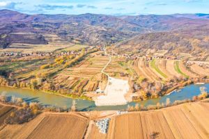 VIDEO| A început construcţia podului peste Mureş între Acmariu (Blandiana) şi Balomir (Șibot). Trecea râului cu brudina va deveni istorie