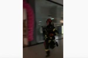 VIDEO Incendiu la Shopping City – Clienţii mall-ului evacuaţi de urgenţă
