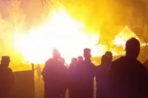 Incendiu puternic în judeţul Botoşani. O femeie, scoasă din casa în flăcări