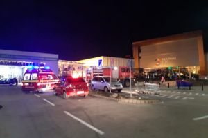FOTO Pompierii au intervenit la incendiul din mall-ul din Șelimbăr – Nu au fost victime