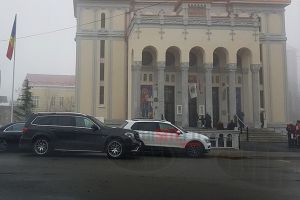 FOTO. Proprietarii bolizilor, şmecheri şi la biserică. Parcare pe două rânduri în loc interzis