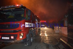 Două persoane au suferit arsuri în incendiul puternic de duminică seară. Au fost transportate la spital