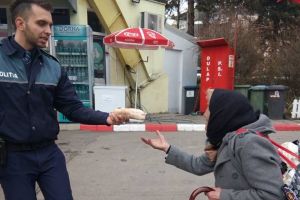 FOTO. Gestul extraordinar al unui poliţist! Fapta lui, răspândită şi după doi ani