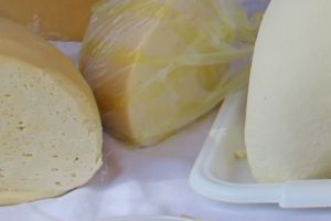 O femeie din satul Viţa are dreptul să pună eticheta produs montan pe două sortimente de brânzeturi