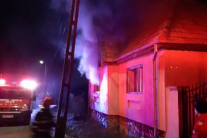 FOTO – Incendiu la Săcel – O casă a luat foc în timpul nopţii