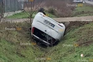 FOTO. Maşină răsturnată în şanţ, în comuna Vetiş din judeţul Satu Mare
