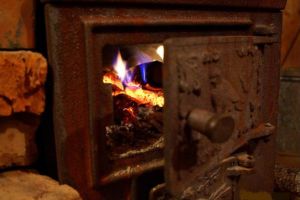 Subcetate: Bătrânică de 90 de ani, a vrut să se încălzească dar şi-a pierdut viaţa