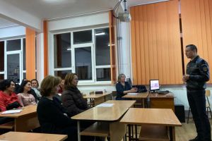 Poliţiştii încearcă că prevină infracţionalitatea în rândul elevilor prin şedinţe cu ...