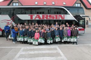 Încălţăminte nouă, pe alese, cadoul oferit de Moş Nicolae copiilor sărmani de la ...