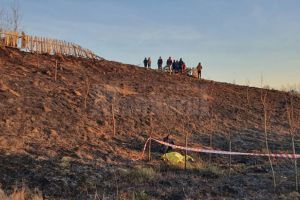 Un bătrân care a vrut să stingă un incendiu de vegetaţie a murit ars de viu