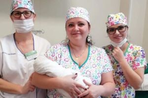 Primarul a venit cu flori la proaspăta mămică