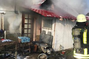 FOTOGALERIE. Incendiu la o casă din Satu Mare. O femeie s-a salvat din calea flăcărilor