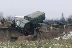 VIDEO | La un pas de a se „scufunda flota”: Un accident cu un camion al Armatei s-a produs din cauza unui şofer aflat în stare de ebrietate