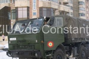 Accident rutier cu un camion al armatei. Autovehiculul care tracta un a ramas suspendat de pod