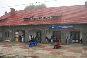 Lovit de tren, la Gheorgheni, un tânăr de 20 de ani a scăpat cu viaţă şi a fost transportat la spital