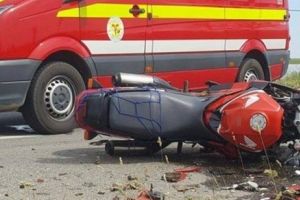 Impact între o maşină şi o motocicletă, în Satu Mare. Un cetăţean italian a ajuns la spital