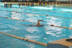 Înot nocturn, pentru sprijinirea persoanelor cu dizabilităţi, la Timişoara