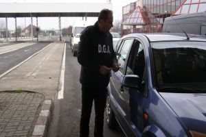 FOTO. Acţiune anticorupţie în Vama Petea. Șoferii, opriţi de poliţişti