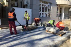 SC Confort Urban SRL reabiliteaza trotuarele de pe doua bulevarde din Constanta (galerie foto)