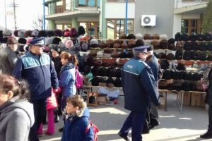 La Târgul Căciulilor de la Blaj, poliţiştii au constatat 6 infracţiuni, au aplicat 188 de sancţiuni contravenţionale şi au confiscat bunuri în valoare de 687 lei.
