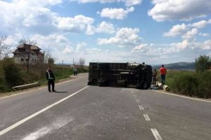 ACCIDENT rutier pe DN 1, în afara municipiului Alba Iulia: Un tânăr nu a adaptat viteza la pătrunderea în sensul giratoriu şi s-a răsturnat cu autoutilitară în afara carosabilului