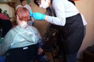 FOTO Persoanele vârstnice şi cele fără adăposturi din Braşov au beneficiat gratuit de servicii de frizerie şi coafor